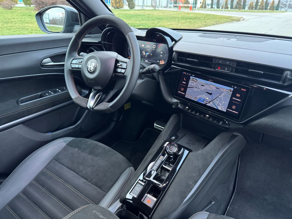 Displej infotainmentu je posunutý nadol, aby vám nesvietil do očí, niektorí to ocenia