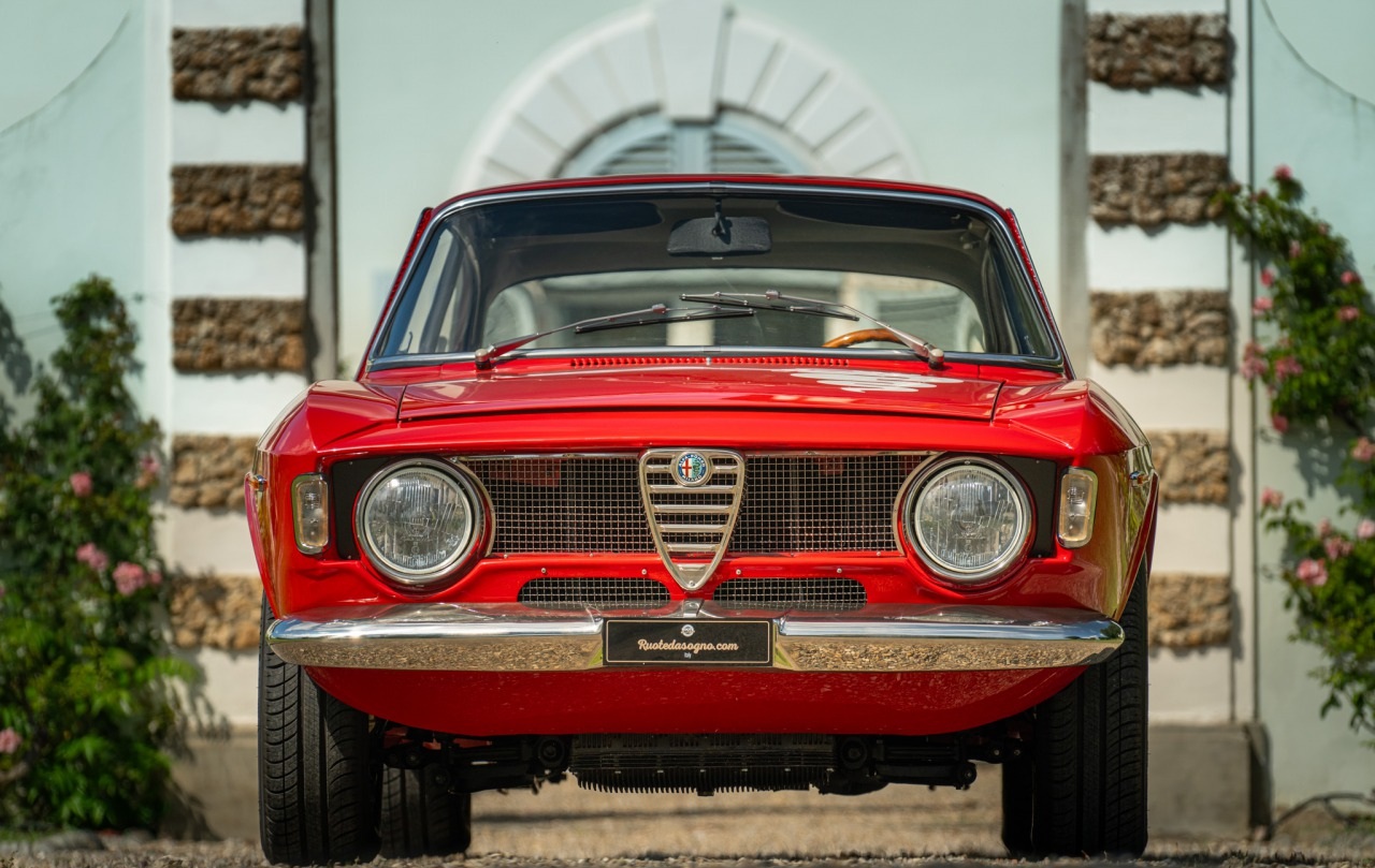 Vidíte tú tvarovú podobnosť palubnej dosky s maskou starého Juniora?