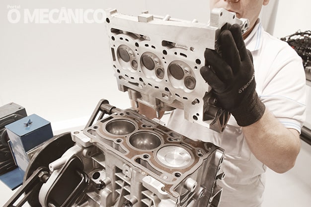 Na fotografii vidíme jednak obrovské ventily v hlave, ale aj viacvrstvové výstužné tesnenie pod hlavou typu MLS